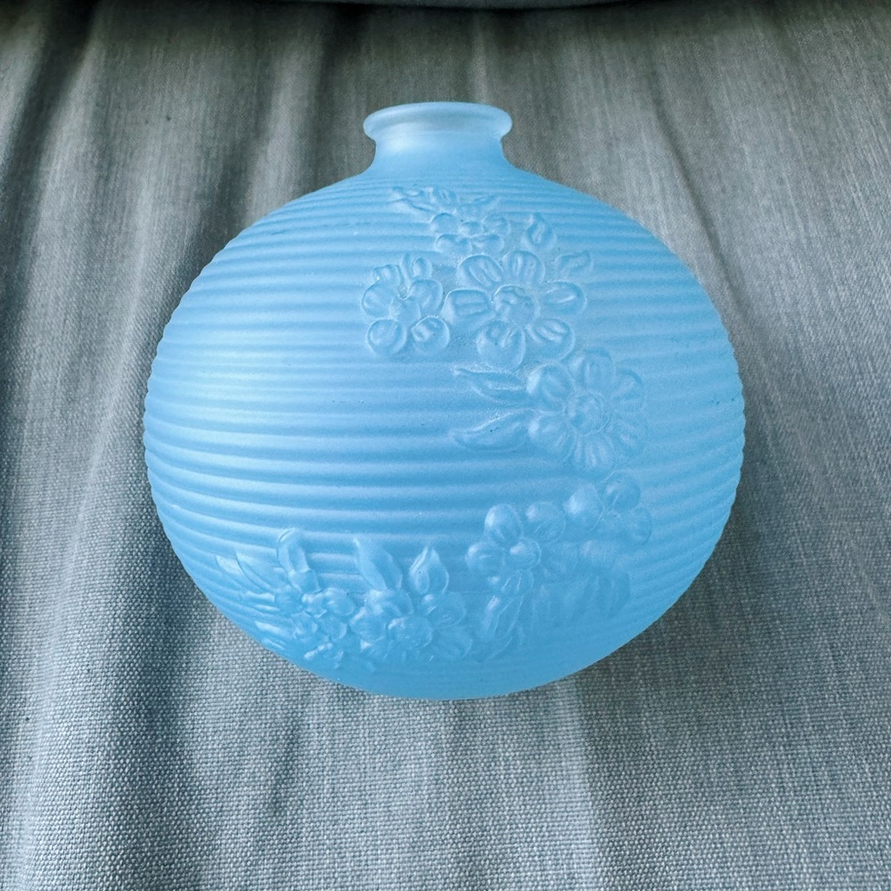 ✨Vintage Round Blue Ribbon Raised Flower Vase
